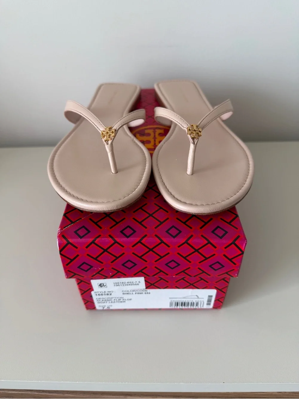 Tory Burch Shell Pink Leather Thong Sandals Gold Logo - Picture 2 of 4